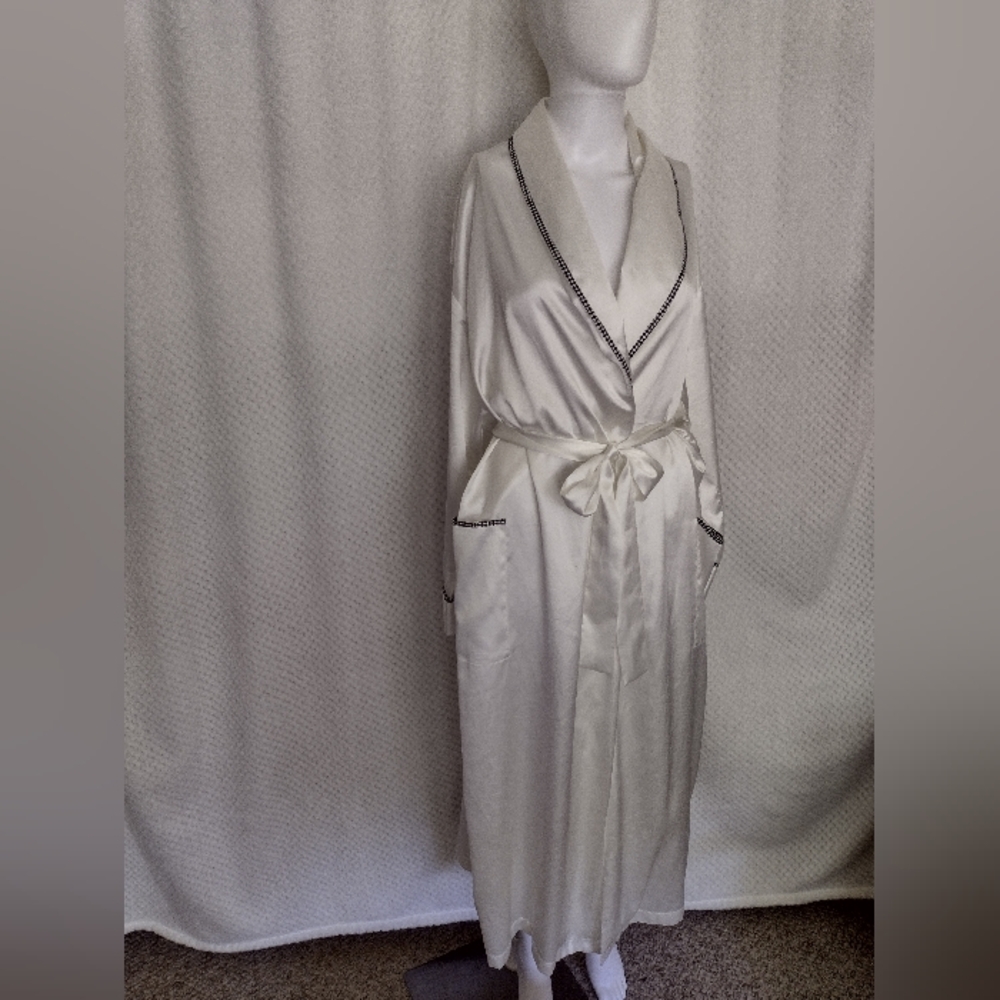 VTG Victoria Secret Women's White  Satin Robe Bodycon